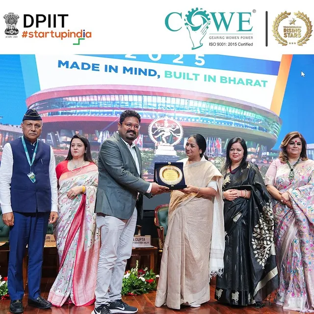 A young founder felicitated at Youngpreneur Summit 2025